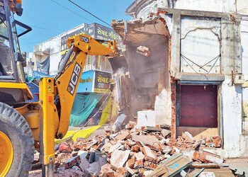 ટીપી સ્કીમ 1 માં આવેલી 20 દુકાનો તોડીને 50 ફૂટનો રસ્તો ખુલ્લો કરાયો | 20 shops in TP Scheme 1 were d…