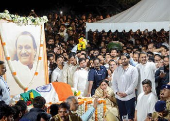 વિદ્યા પ્રતિષ્ઠાનના મેદાનમાં ઉમટી જનમેદની : ‘દાદા’ના અંતિમ દર્શન કરતા સમર્થકોની આંખો ભીની | Ajit Paw…