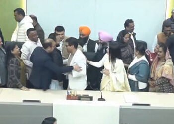 30 વર્ષ બાદ પહેલીવાર હાથ ઊંચો કરી મતદાન, મેયરની ચૂંટણીમાં આપ-કોંગ્રેસની મોટી ભૂલ ભાજપને ફળી | First …