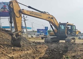 વિકાસના નામે ધૂળનો ધુમાડો : વડોદરા શહેરમાં ખોદકામ અને બાંધકામથી લોકોની હાલત કફોડી | Excavation and c…