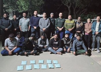 ગાંધીનગર: વલાદ ગામના ખેતરમાં લાઈટના અજવાળે ચાલતા જુગારધામ પર દરોડો, 10 ઝડપાયા, સંચાલક ફરાર | Gandhin…