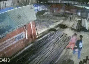 VIDEO : MP માં ભાજપના નેતાએ મહિલાને દોડાવીને મારી, સળીયાના ઢગલે પડી તોય મારતો રહ્યો | BJP Leader Pul…