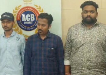 અમદાવાદના રખિયાલ સિવિક સેન્ટરમાં ACBનો દરોડો, આધાર કાર્ડ માટે રૂ. 32,000ની લાંચ લેતા 3 ઝડપાયા | ACB …
