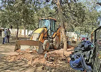 દબાણ દૂર કરવા મેગા ઓપરેશન સેક્ટરોમાં ૩૨૫ ઝુંપડા દૂર કરાયા | 325 shanties removed in mega operation s…