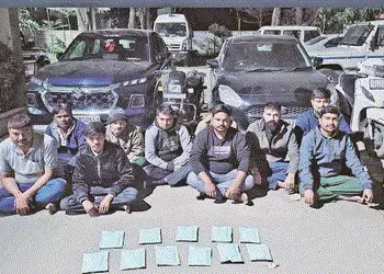 વલાદના ખેતરમાં ચાલતા જુગારધામ પર એલસીબીનો દરોડો ઃ ૧૦ પકડાયા | LCB raids gambling den running in Vlad…