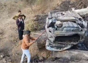 રાજકોટમાં ગોંડલ-આટકોટ હાઈવે પર કાર પુલ નીચે ખાબકતાં અગનગોળો બની, 3ના કરુણ મોત | Tragic Accident in R…