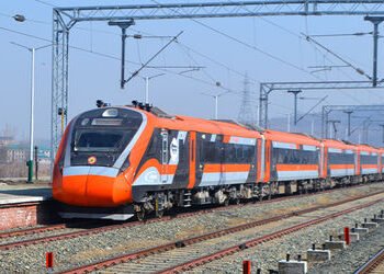 વલસાડમાં વાપી નજીક વંદે ભારત ટ્રેન પર પથ્થરમારો; CCTVની મદદથી RPF એ બે આરોપીને દબોચ્યા | Vande Bhara…