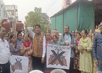 વડોદરામાં ગંદા પાણીના મુદ્દે રહીશોનો અનોખો વિરોધ : ભાજપ નેતા અને કમળના ચિન્હને જલાભિષેક, હોબાળો મચાવ…