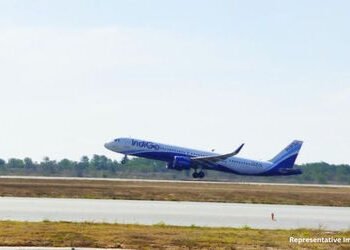 કુવૈતથી દિલ્હી જતી ફ્લાઈટને બોમ્બથી ઉડાવી દેવાની ધમકી, અમદાવાદમાં ઈમરજન્સી લેન્ડિંગ | Bomb Threat on…