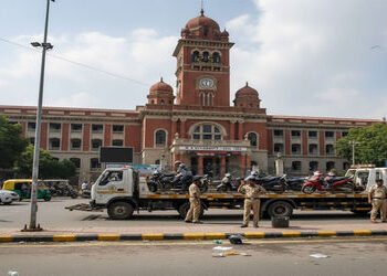 M.S યુનિવર્સિટી વિસ્તારમાંથી પીળા પટ્ટામાં પાર્ક દ્વિચક્રી વાહનો કેમ ઉઠાવ્યા? : વિદ્યાર્થીઓનો હોબાળો…