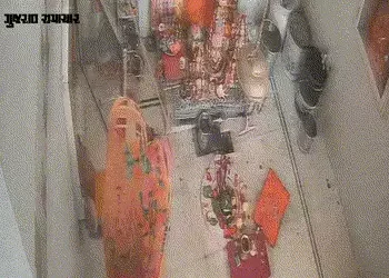 અમદાવાદ: મંદિરમાં ભક્તિના બહાને ચોરી! રાયખડમાં માતાજીનો ચાંદીનો મુગટ ચોરી જતી મહિલા CCTVમાં કેદ | Ah…