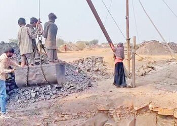 ચોરવિરામાં કાર્બોસેલની 20 ગેરકાયદે ખાણ ઝડપાઈ, 50 મજૂરોનું રેસ્ક્યૂ | 20 illegal mines of Carbocell s…