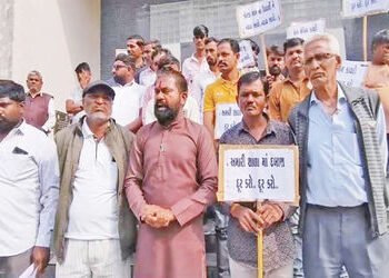 ચુડાના કોરડા ગામે શાળાના મેદાનમાં સરપંચ સહિતના લોકોએ દબાણ કર્યું | People including the sarpanch put…