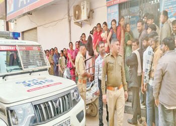 હળવદ સેન્ટ્રલ બેંકમાં નોટ વિતરણમાં ભારે અંધાધૂંધી : પોલીસ બોલાવવી પડી | Huge chaos in note distribut…