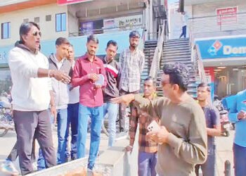 નડિયાદમાં કેનાલથી ડી-માર્ટ સુધીના રોડ પર બિલ્ડરોની દબાણ વિભાગ સાથે જીભાજોડી | Builders pressure on t…