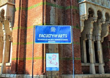 આર્ટસ ફેકલ્ટીમાં વોશરુમોની હાલત નર્કાગાર જેવી, વર્ગોમાં પણ કચરાના ઢગલા | lack of cleaning in arts fa…