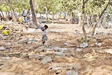 સેક્ટર-૭, ૧૧, ૧૨, ૧૩ અને ૨૯માં ૩૫૦ ઝુંપડા અને છાપરા ઉખેડી ફેકાયાં | 350 shacks and thatched roofs we…