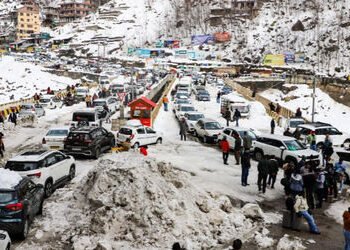 ગુજરાતના સેંકડો પ્રવાસીઓ બર્ફિલા રસ્તાઓ પર 24 કલાકથી અટવાયા, રીલ જોઈને રીયલ લાઈફ જોખમમાં મૂકી | Snow…