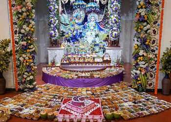 અમદાવાદ: ભાડજ હરેકૃષ્ણ મંદિરે નિત્યાનંદ ત્રિયોદશીની ભવ્ય ઉજવણી, પ્રભુને ધરાવાયો 108 વાનગીઓનો અન્નકૂટ…