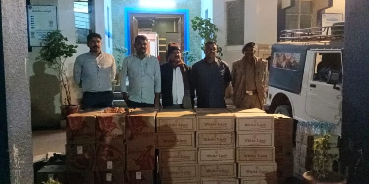 અંબાજી પોલીસે મોડી રાત્રે દારૂનું ઓપરેશન પાર પાડ્યુ, કુલ ૬ લાખ નો મુદામાલ પકડ્યો જેમા વિદેશી દારૂ અન…