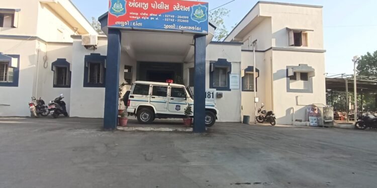 અંબાજી – યુવતી ને બ્લેકમેલિંગ કરી , બદનામ કરાવી ધમકી સહિત ખંડણી મંગાવવાના આરોપસર યુવક પર F.I.R નોંધા…