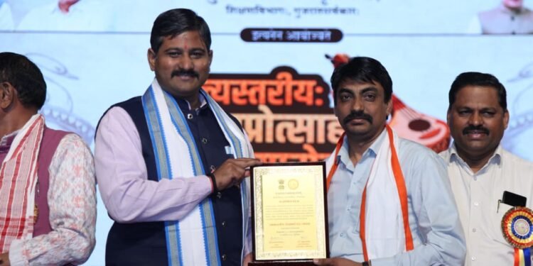 ગુજરાત રાજ્ય સંસ્કૃત બોર્ડ દ્વારા ગણેશ શાળા- ટીમાણાના આચાર્યશ્રીને સન્માનપત્ર આપી સન્માનિત કરવામાં આ…