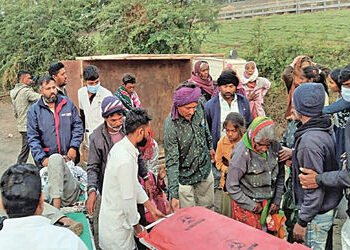 હળવદના કવાડિયા નજીક શ્રમિકો ભરેલી બોલેરો પલટી, 13 ને ઇજા | Bolero truck carrying workers overturns n…