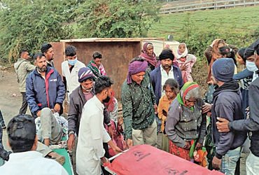 હળવદના કવાડિયા નજીક શ્રમિકો ભરેલી બોલેરો પલટી, 13 ને ઇજા | Bolero truck carrying workers overturns n…