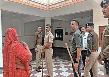 જામવાડી વિસ્તારમાં ખનીજ માફિયાઓના બંગલાઓમાંથી વીજ ચોરી પકડાઈ | Electricity theft caught from mineral…