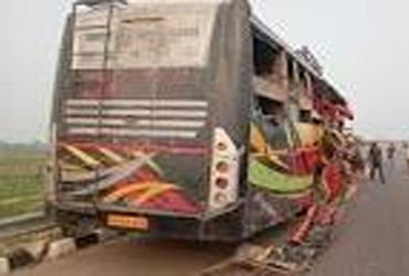 ટ્રકમાં પાછળથી લક્ઝરી બસ ઘૂસી કેબિનમાં ફસાયેલા ડ્રાઇવરનું મોત | Driver dies after luxury bus rams in…