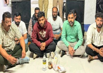 અલકાપુરીની હોમલોન કંપનીની ઓફિસની ટેરેસ પર દારૃની મહેફિલ માણતા આઠ કર્મચારી પકડાયા | Eight employees o…