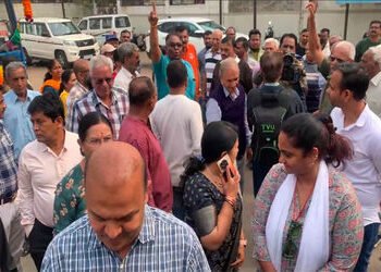 ધારાસભ્યએ બસને પ્રસ્થાન કરાવતા સ્થાનિકોનો ચૂંટણી સ્ટન્ટ ગણાવી વિરોધ | MLA calls locals’ protest over…