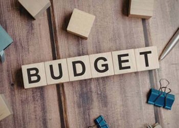 સુરત: શનિવારે મોડી સાંજે ICCCમાં અધિકારીઓ સાથે બજેટની રિવ્યુ બેઠક થઈ | Surat: Budget review meeting …