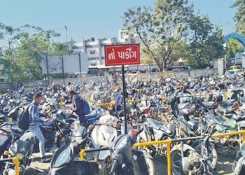 જામનગરની સરકારી જીજી હોસ્પિટલના પરિસરમાં આડેધડ વાહન પાર્કિંગથી વકરતી સમસ્યા | Problem of vehicle par…