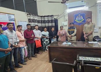 જામનગરના સીટી એ. ડિવિઝનના પોલીસ સ્ટાફે ‘તેરા તુજકો અર્પણ’ પ્રોગ્રામ અંતર્ગત 23 આસામીઓના ગુમ થયેલા મો…