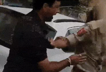 સુરતમાં નો-પાર્કિંગમાં કાર પાર્ક કરતા વિવાદ, ટ્રાફિક પોલીસ અને કાર ચાલક વચ્ચે છૂટાહાથની મારામારી, વી…