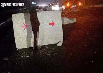 અમદાવાદ-ધોલેરા એક્સપ્રેસ હાઇવે પર સિમેન્ટના બેરિકેડ સાથે કાર અથડાતા અકસ્માત, 4ને ઈજા | Ahmedabad Dho…