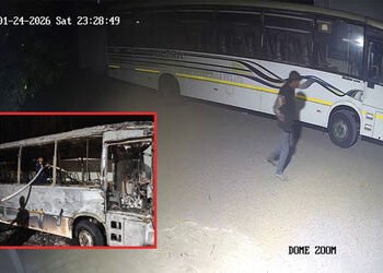 જામનગરમાં પાર્ક કરેલી ખાનગી લક્ઝરી બસમાં આગ લગાડનાર શખ્સ સામે પોલીસે ગુન્હો નોંધ્યો | Police registe…