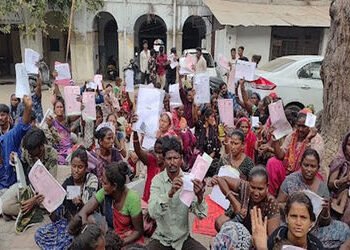 વડોદરાના ગોરવામાં ઝુપડપટ્ટી તોડ્યા બાદ મકાનની ફાળવણી નહીં કરતા સ્થાનિક રહીશોના દેખાવો | Protests by …