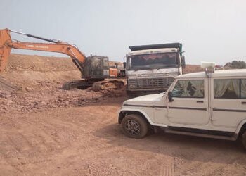 ધ્રાંગધ્રાના ગોપાલગઢની સીમમાંથી ગેરકયાદેસર માટી ખનન ઝડપાયું | Illegal soil mining caught on the outs…