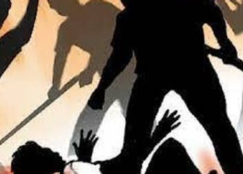 પકડી રાખી ચાકુના ઘા મારતા યુવક સારવાર હેઠળ | Ewe anuon atake ren ketilas