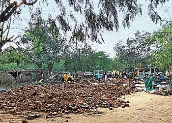 સેક્ટર-૩૦ના વિસ્તારમાં રહેણાંક હેતુના કાચા-પાકા દબાણ તોડાયાં | Unfinished residential buildings in S…