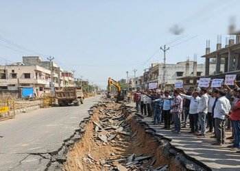 વડોદરાના મકરપુરામાં નવો બનાવેલો રસ્તો માત્ર 24 કલાકમાં ખોદી નંખાતા લોકોમાં રોષ | People are angry as…