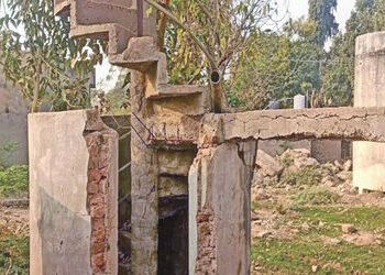 ખોડુ ગામમાં 50 વર્ષ જૂની પાણીની ટાંકી જર્જરિત, પોપડા ખરતા દુર્ઘટનાનો ભય | 50 year old water tank in …