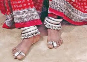 મરાલા ગામની સીમમાં દંપતી પર પર હુમલો કરી મહિલાના પગમાંથી ચાંદીના કડાની લૂંટી | Couple attacked on ou…