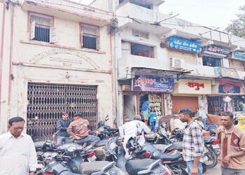 નડિયાદમાં પશુઓના હવાડાની જમીન ઉપર ગેરકાયદે દુકાનો તોડવાનો ઠરાવ અભેરાઈએ | Resolution to demolish ille…