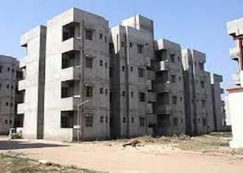 રૂવાની આવાસ યોજનામાં 120 માંથી 34 ભાડુઆત, મનપાએ નોટિસ ફટકારી | 34 out of 120 tenants in Ruwani housi…