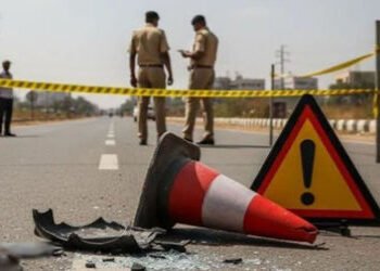 અમદાવાદ-વડોદરા એક્સપ્રેસ હાઇવે પર કાચ ભરેલી ટ્રક પલટી, ટ્રાફિક જામના દ્રશ્યો સર્જાયા | Truck overtur…