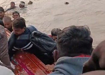 ગંભીરા બ્રિજ નજીક હોડી પલટી જવાના બનાવમાં ક્ષમતાથી વધુ મુસાફરોની લાઇફ જેકેટ વગર હેરાફેરી | Manipulat…