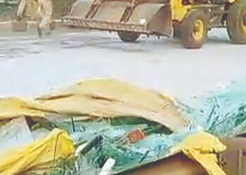 વડોદરા-અમદાવાદ એક્સપ્રેસ હાઇવે પર કાચ ભરેલી ટ્રક પલટી મારતા ૧૦ કિ.મી. ટ્રાફિકજામમાં લોકો ફસાયા | 10 …